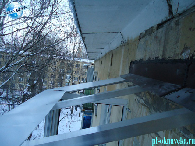 Установка крыши над балконом